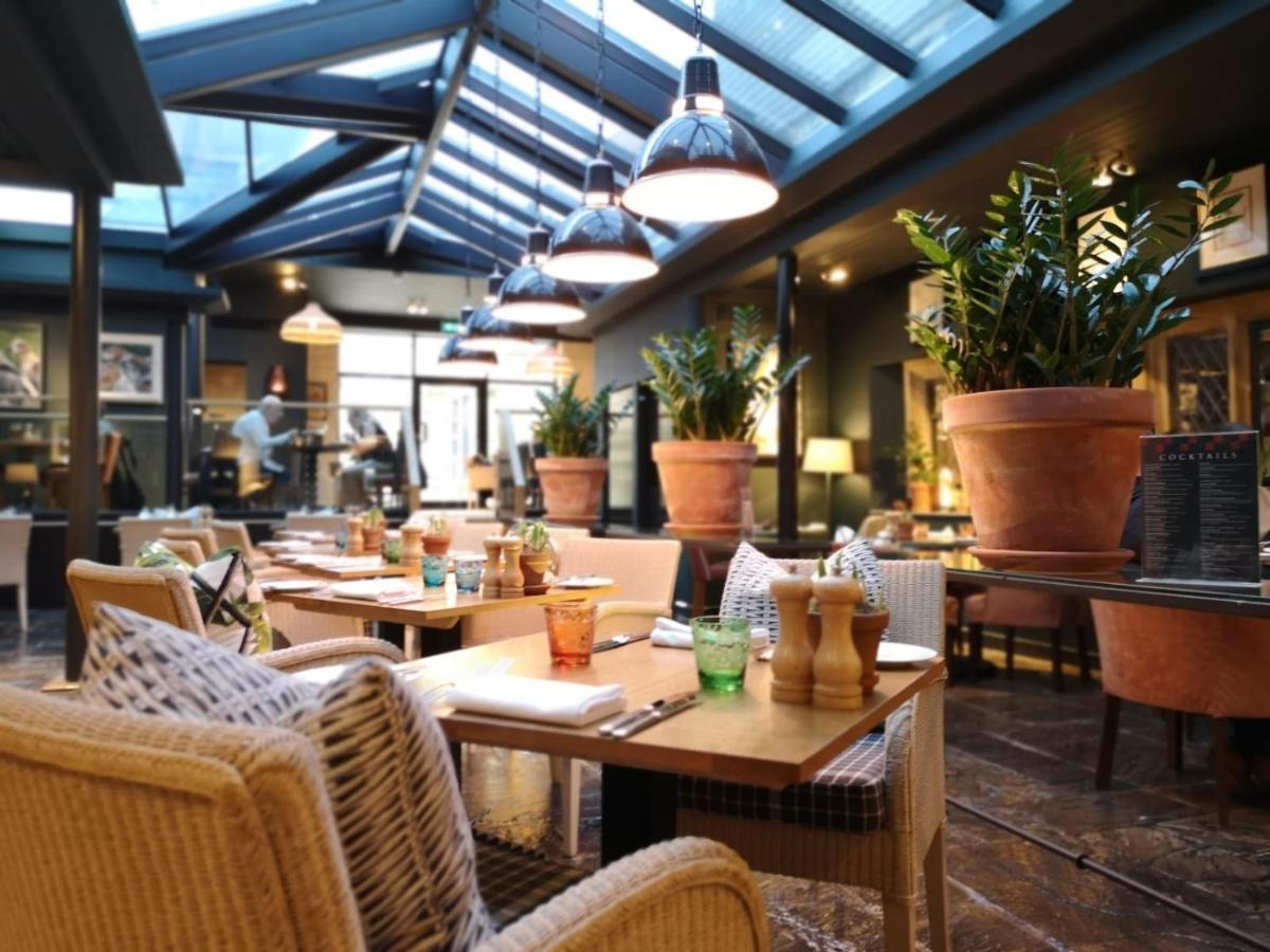 The Broadway Hotel Bagian luar foto