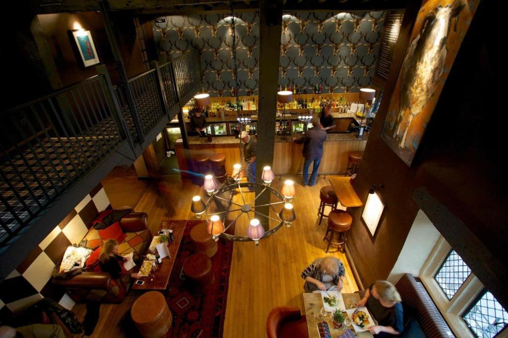 The Broadway Hotel Bagian luar foto